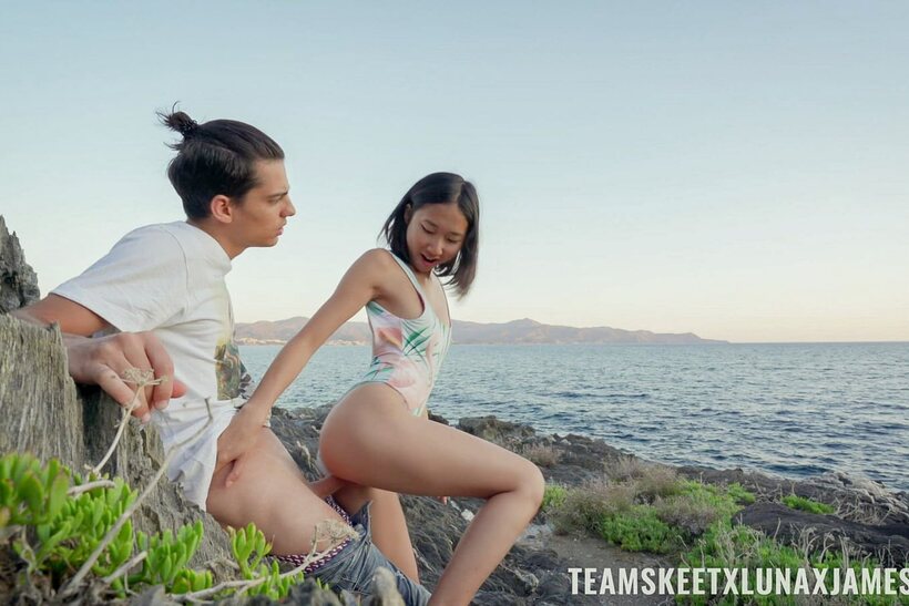 Doggystyle on the beach with Luna Okko and her boyfriend, photo 11 of 20
