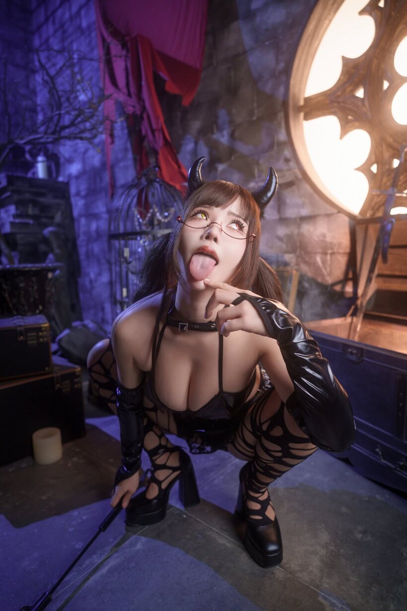 Posing in a hot costume, the Asian wife flaunts her gorgeous curves, photo 3 of 10