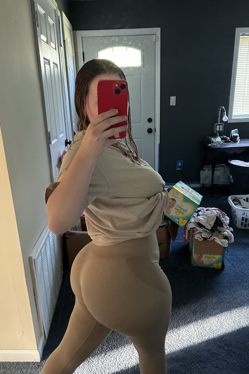 Thick girl shows her bubble butt and fat ass while taking selfies, photo 6 of 10
