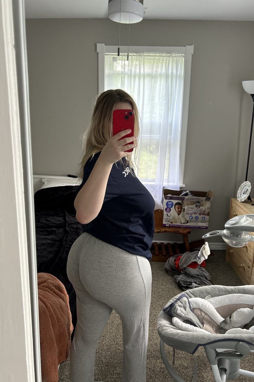 Thick girl shows her bubble butt and fat ass while taking selfies (shot 9)
