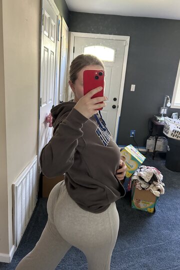 Thick girl shows her bubble butt and fat ass while taking selfies