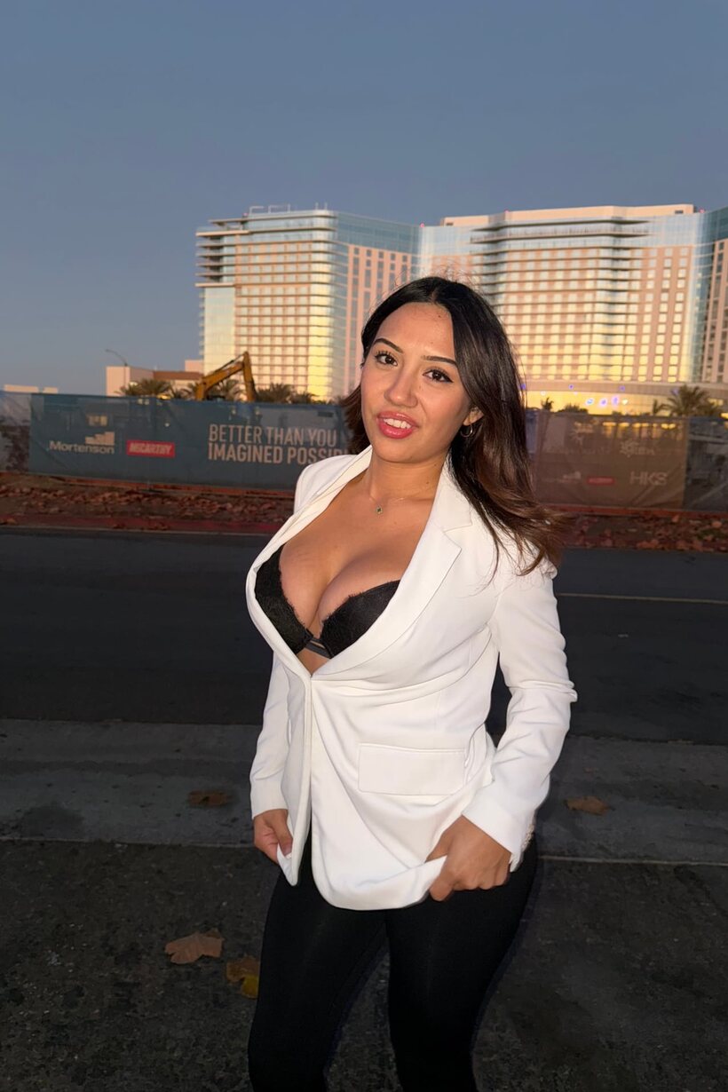 Curvy girl in black lace lingerie removes her blazer and poses, photo 12 of 20