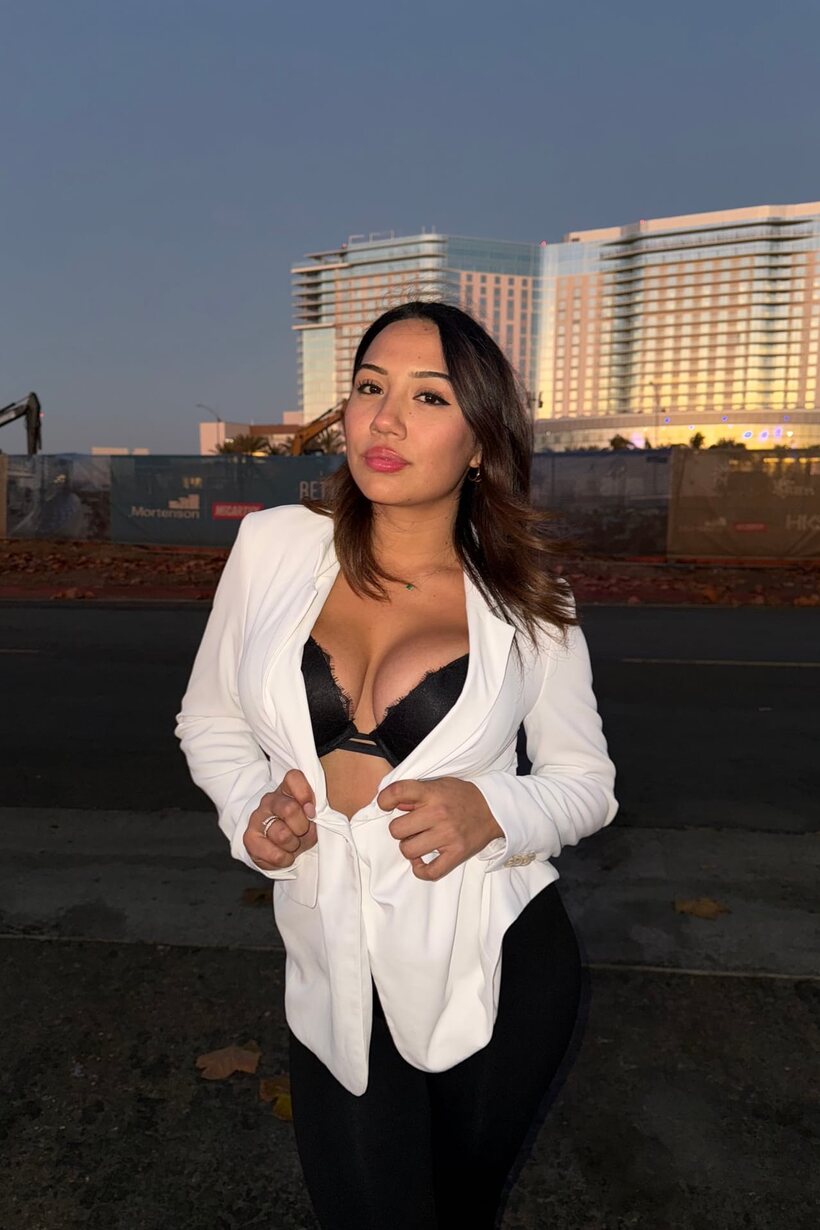 Amateur pic 19 from the set «Curvy girl in black lace lingerie removes her blazer and poses»
