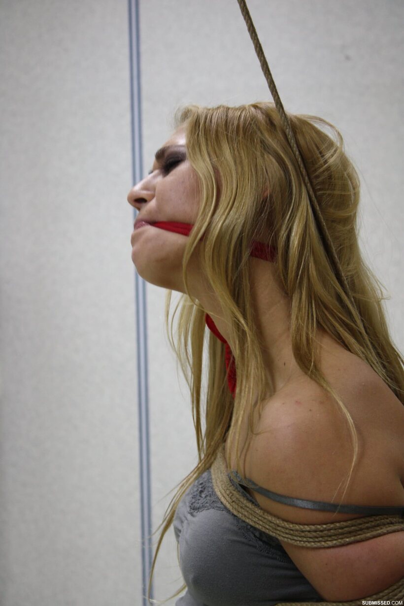 Photo 13 — Hungarian Linda Ray shows her legs and ass tied up in high heels