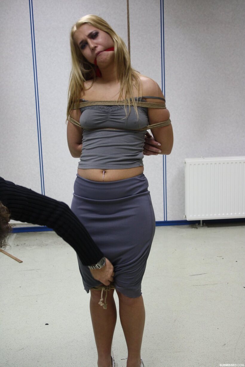 Photo 18 — Hungarian Linda Ray shows her legs and ass tied up in high heels