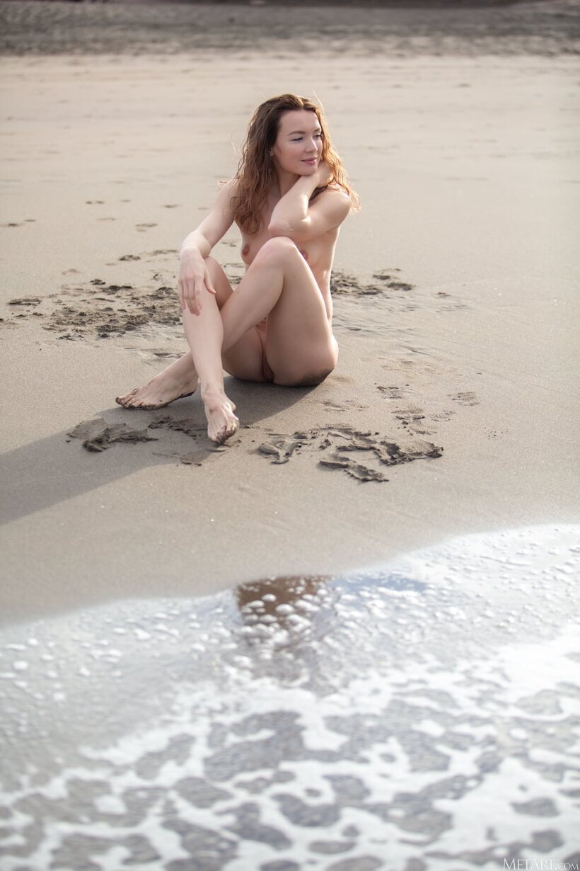Janeth Tense strips off her bikini for a nude beach pose (shot 12)