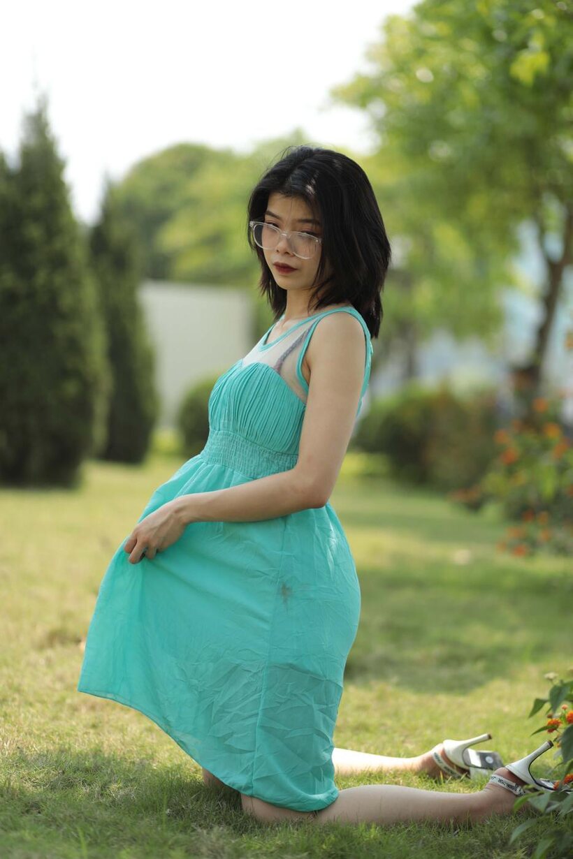 Beautiful girl gets naked outdoors (shot 20)
