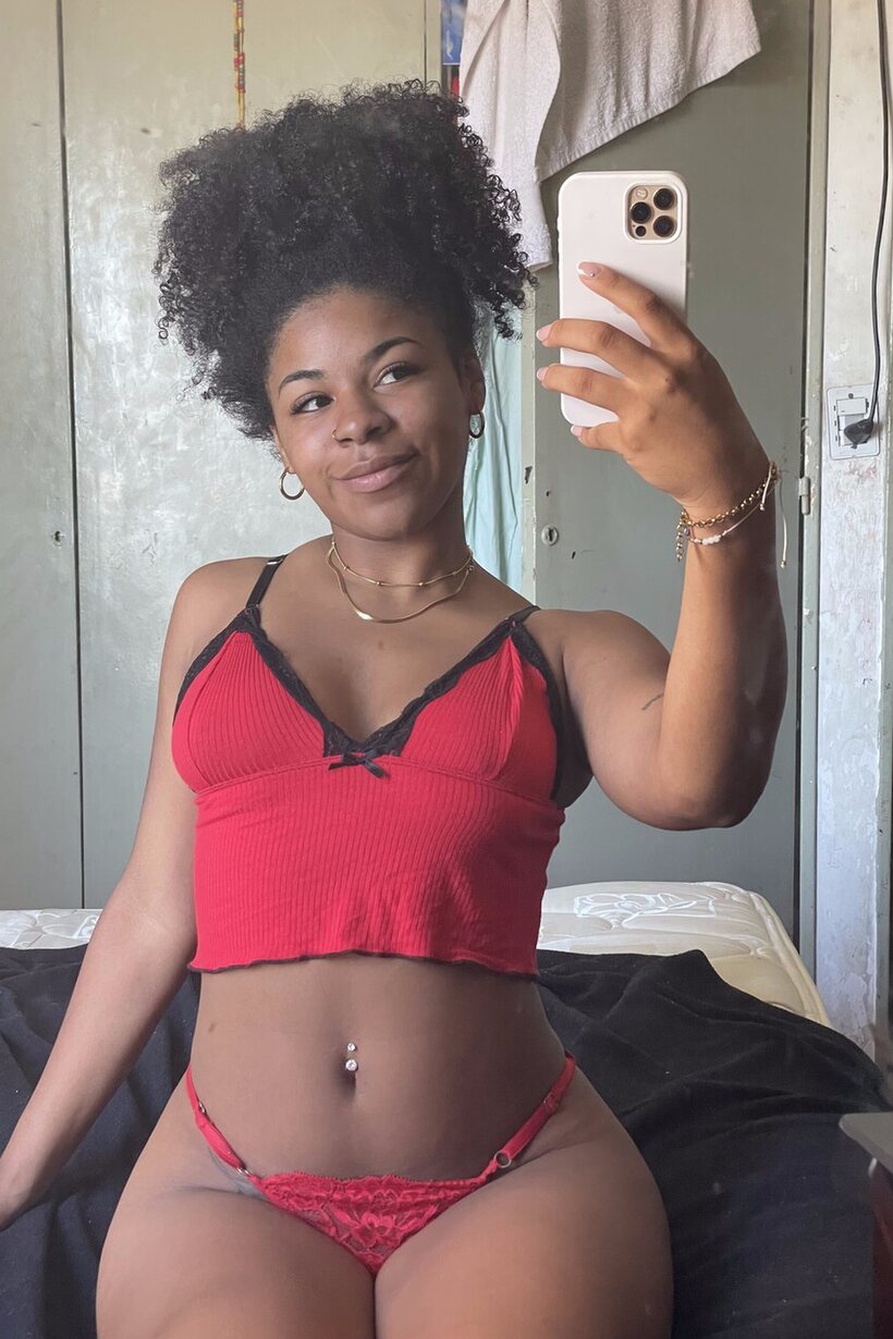 Black girl snaps bedroom selfies while wearing sexy lingerie, photo 4 of 14