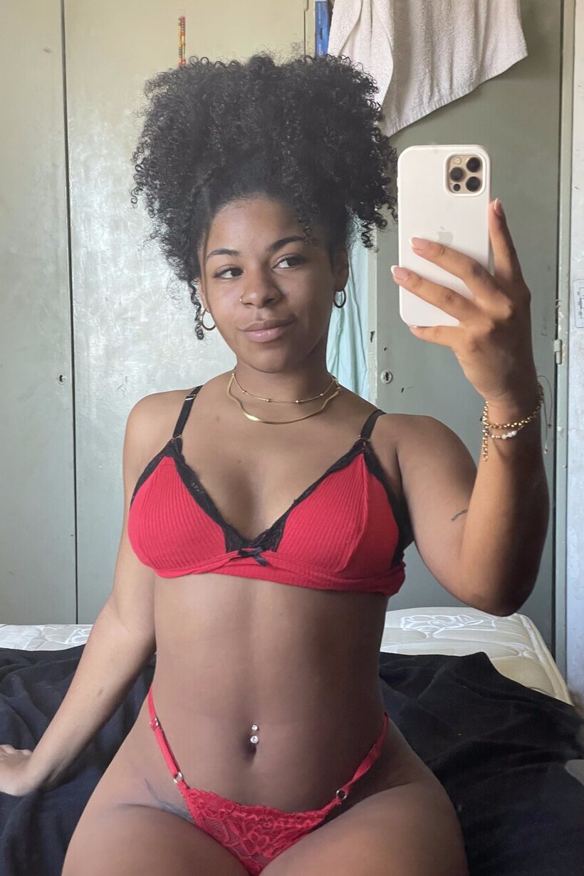 Black girl snaps bedroom selfies while wearing sexy lingerie, photo 6 of 14