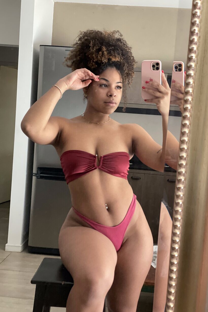 African pic 14 from the set «Black girl snaps bedroom selfies while wearing sexy lingerie»