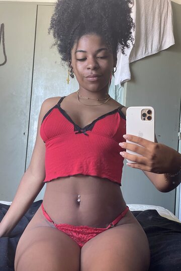 Black girl snaps bedroom selfies while wearing sexy lingerie