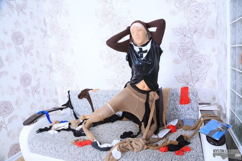 Babe pic 16 from the set «Beautiful girl poses with her legs on display in pantyhose»