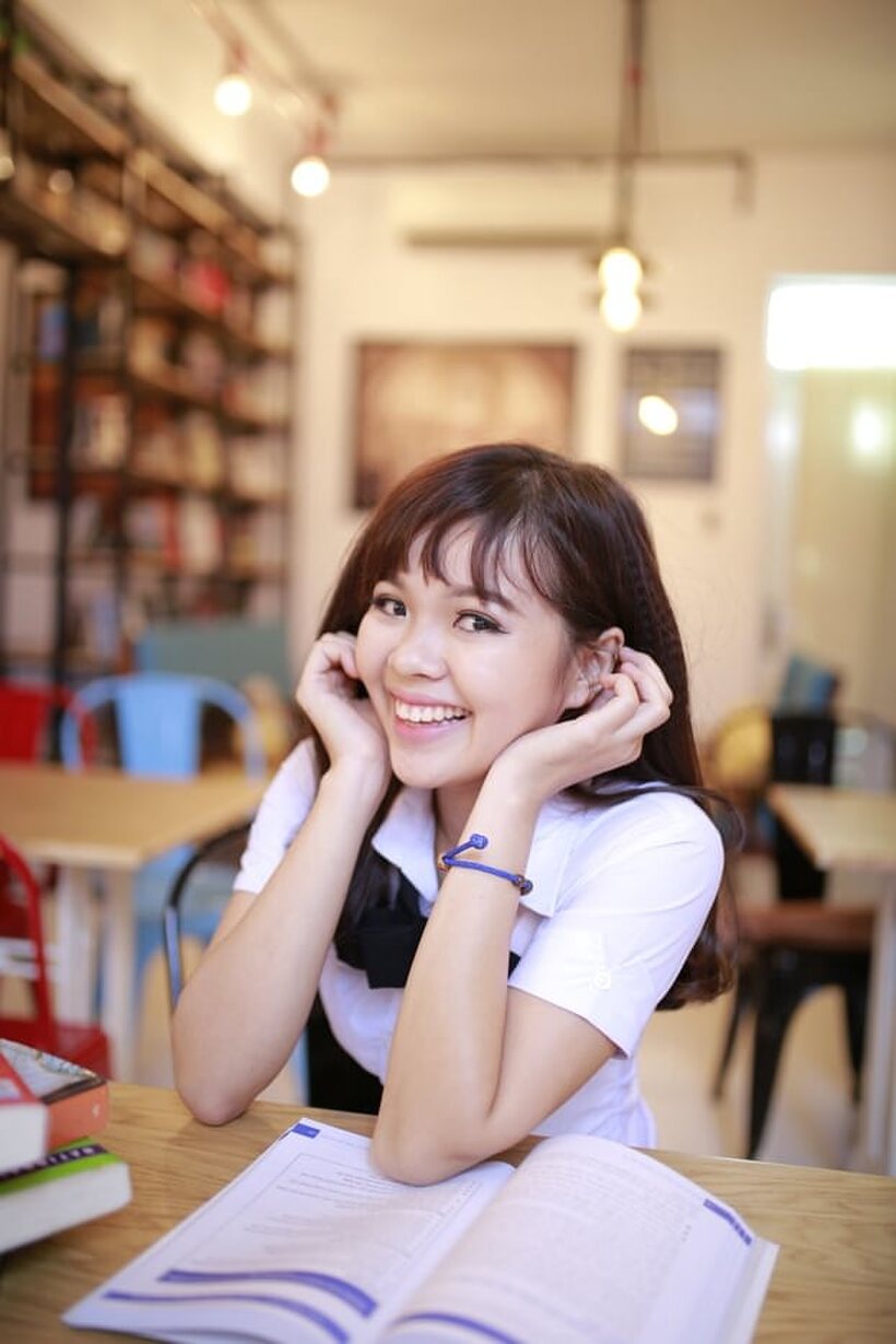 Amateur pic 1 from the set «Asian girl strips out of her skirt and poses naked»