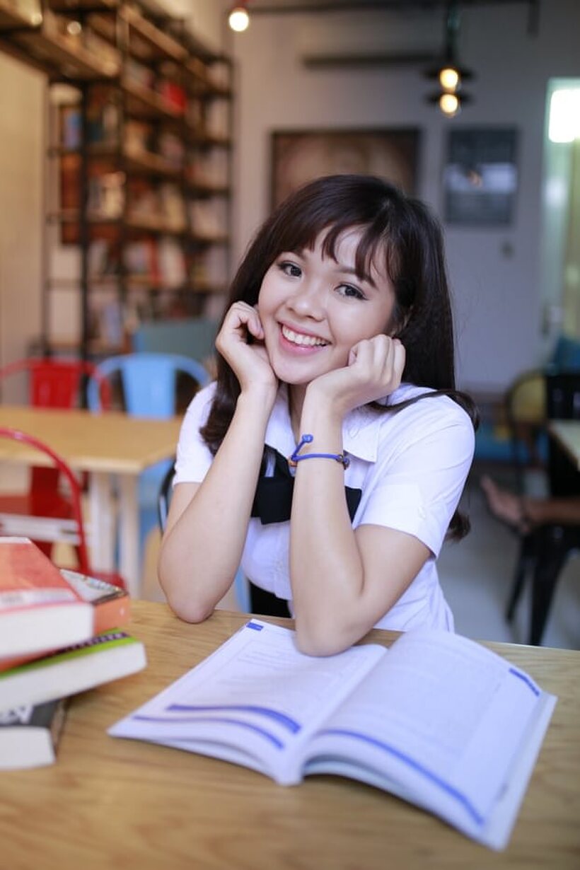Amateur pic 2 from the set «Asian girl strips out of her skirt and poses naked»