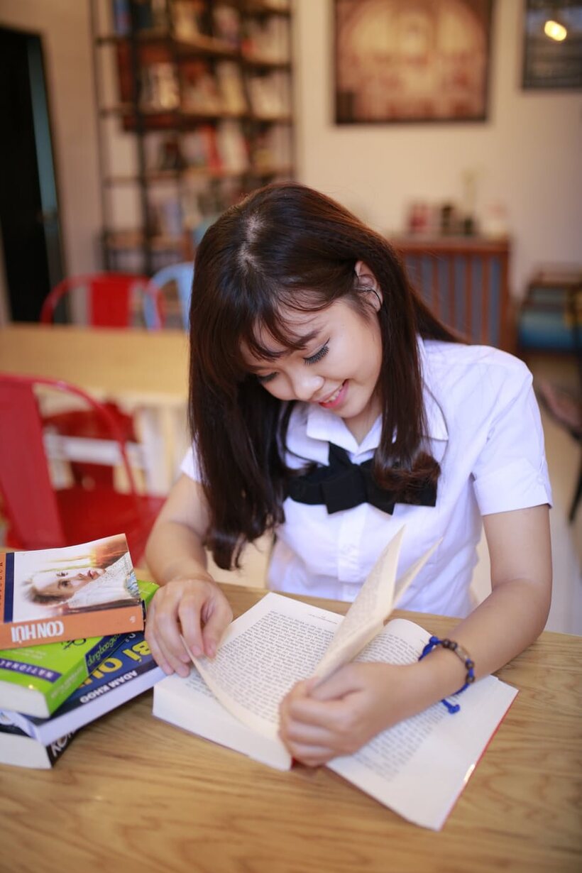 Amateur pic 9 from the set «Asian girl strips out of her skirt and poses naked»