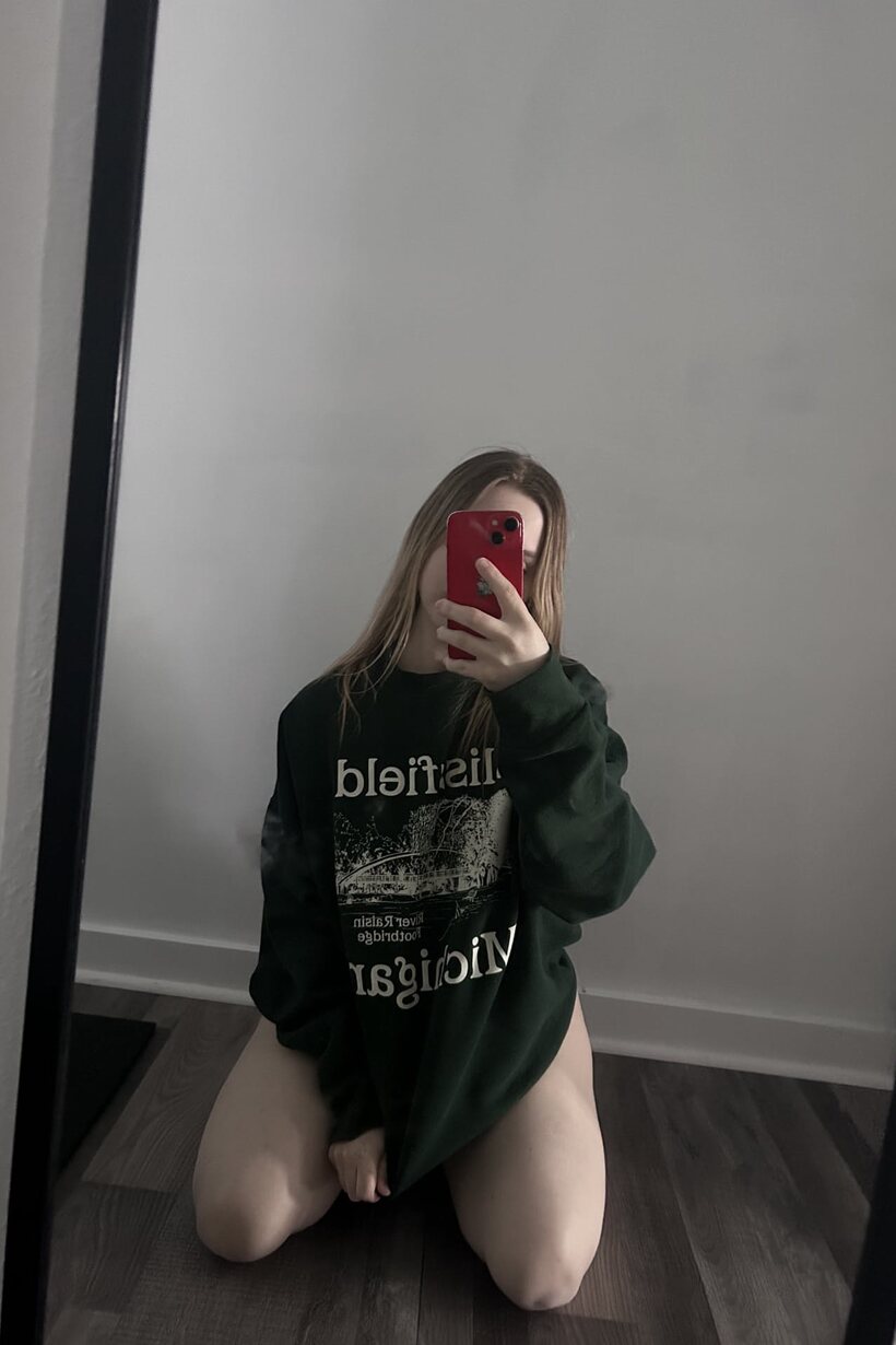 Hoodie-clad curvy girl snaps selfies in cotton panties and shows her ass (shot 4)