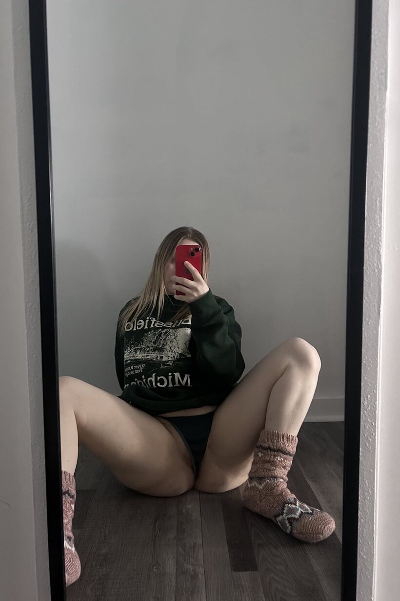 Amateur nude photo 5 — Hoodie-clad curvy girl snaps selfies in cotton panties and shows her ass