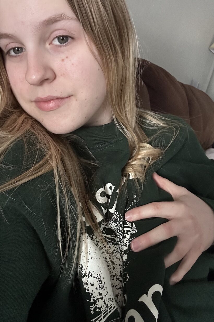 Hoodie-clad curvy girl snaps selfies in cotton panties and shows her ass (shot 7)