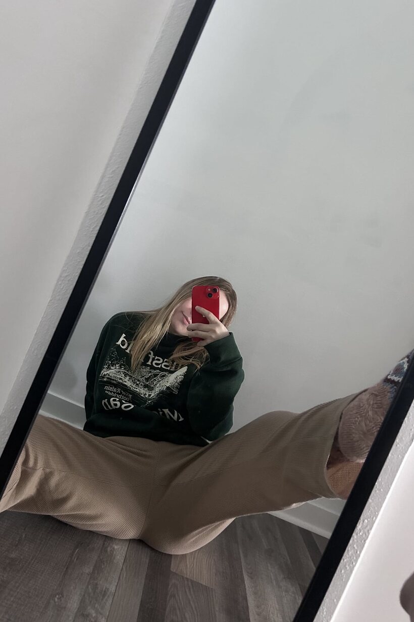 Hoodie-clad curvy girl snaps selfies in cotton panties and shows her ass (shot 11)