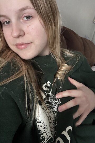 Hoodie-clad curvy girl snaps selfies in cotton panties and shows her ass