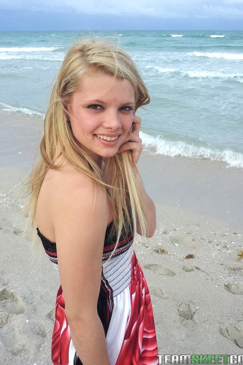 Photo 6 — Amateur girl flaunts her pussy while flashing with Bruno Dickemz