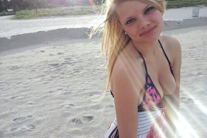 Image 13/17: Amateur girl flaunts her pussy while flashing with Bruno Dickemz