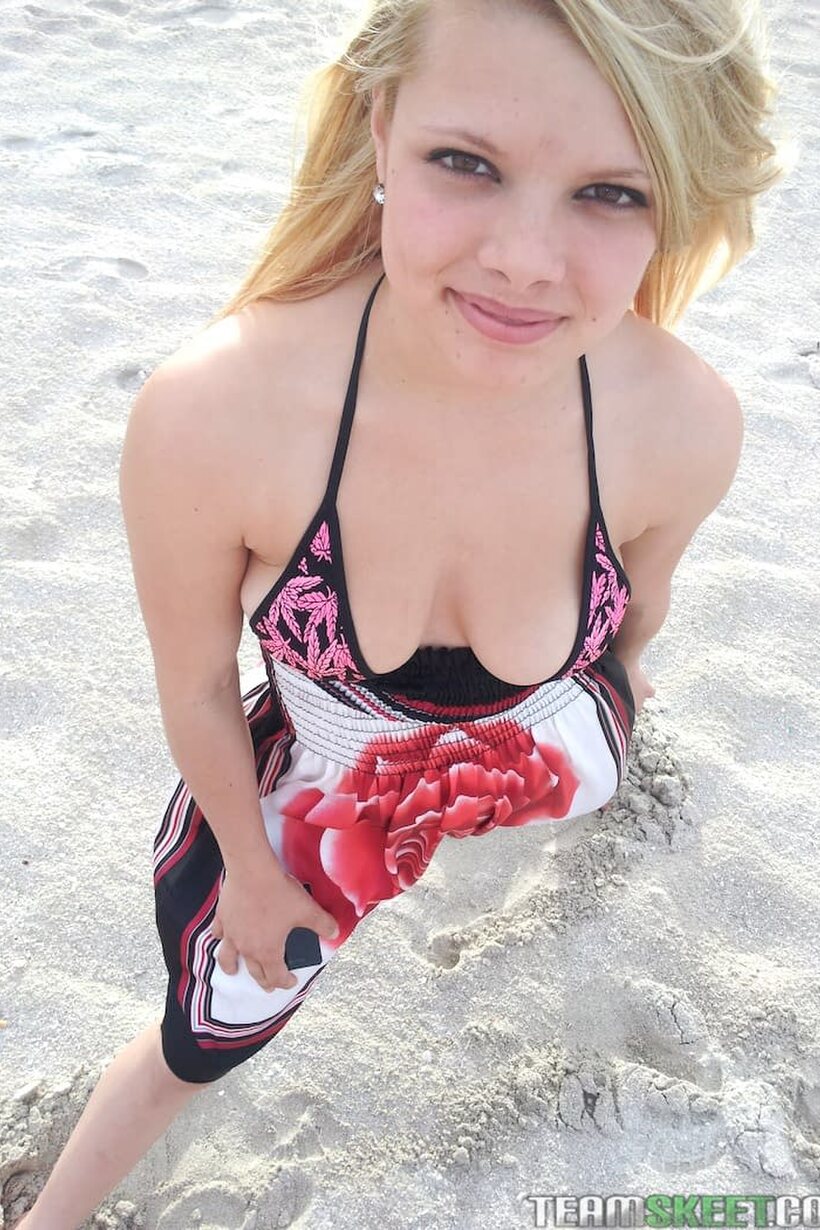 Photo 14 — Amateur girl flaunts her pussy while flashing with Bruno Dickemz