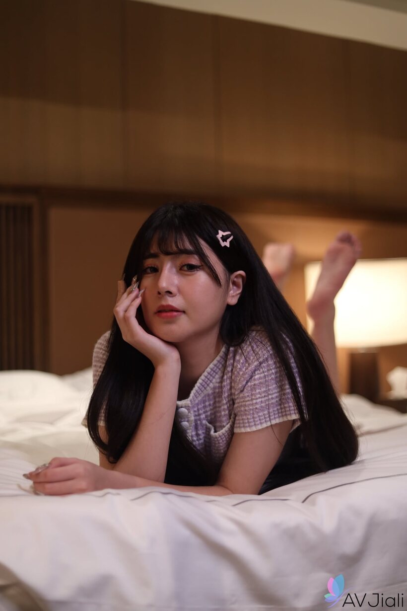 Image 7/20: Girlfriend gets naked and starts riding cowgirl in a hotel room