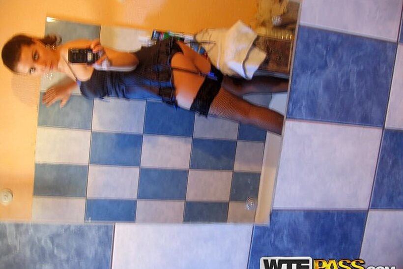 Amateur girl flaunts her big tits and ass while taking selfies, photo 13 of 16