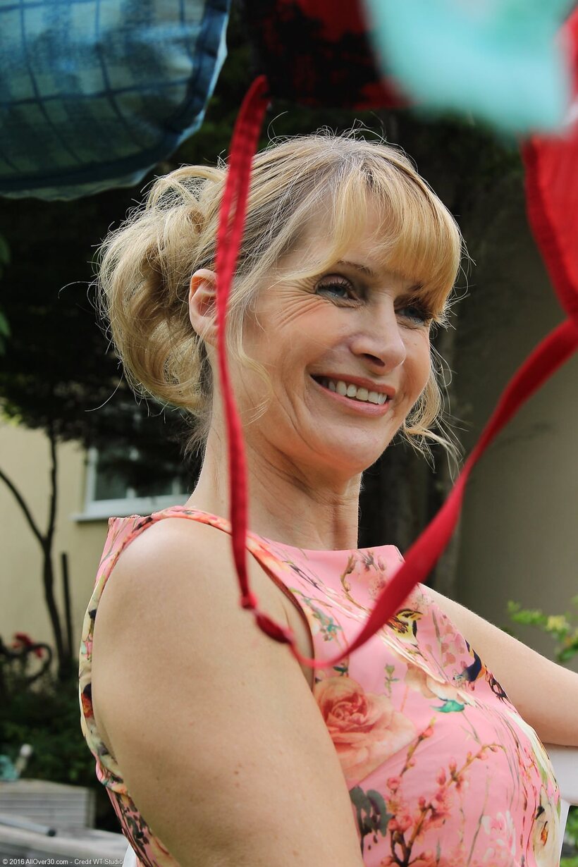 Jane B slips out of her dress and spreads her love hole, photo 7 of 20