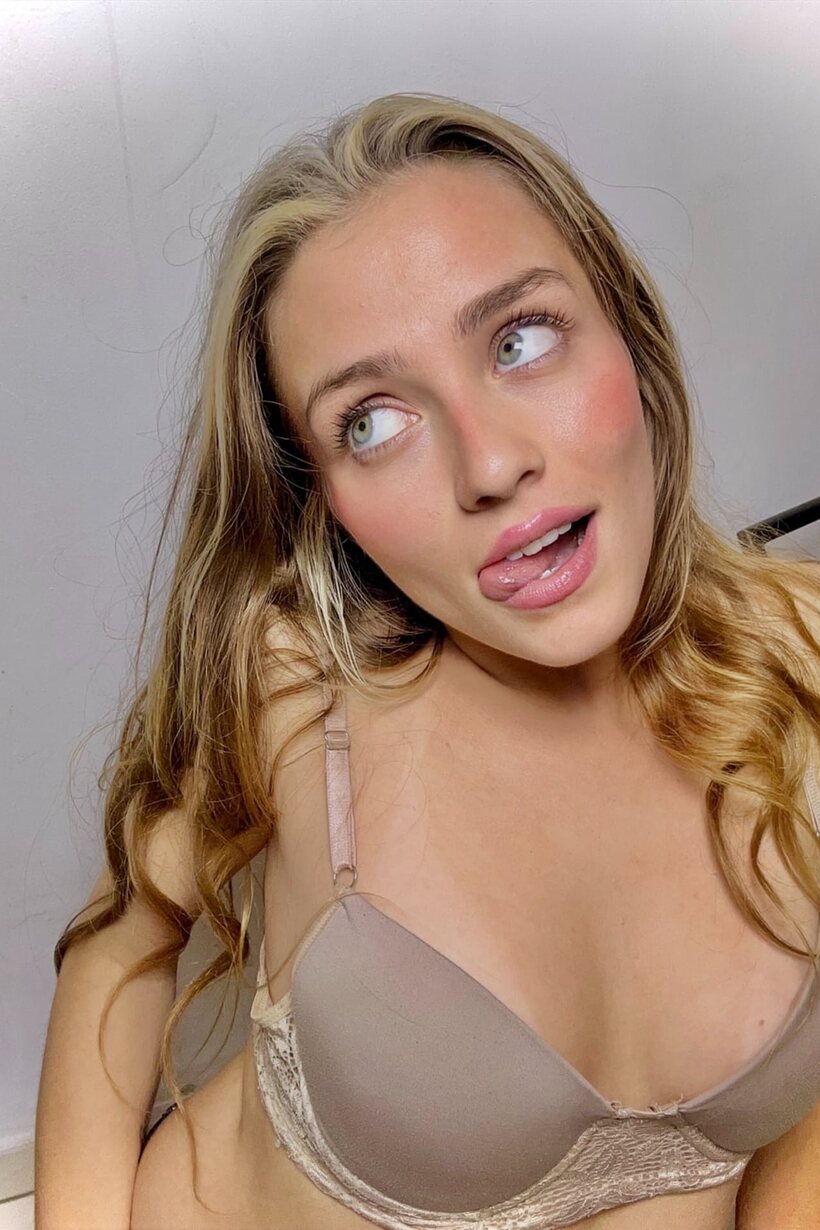 Image 5/10: Glamour model poses naked in 10 pics