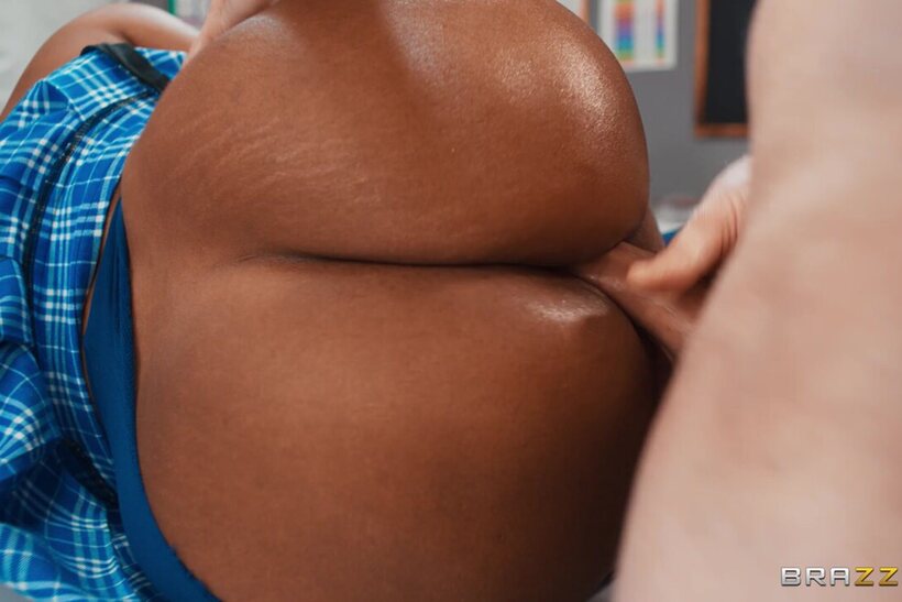 Thick girl spreading with Van Wylde (shot 12)
