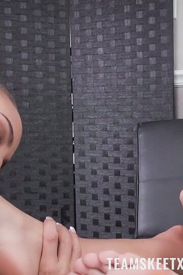 Reagan Lush in ponytail makes Sasha Foxxx worship and suck her toes