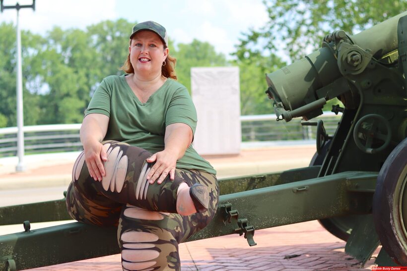 Obese amateur Goddess Pear poses in camo on artillery gun, photo 2 of 12