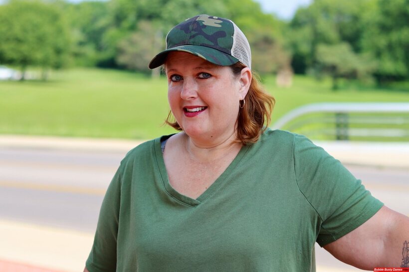 Obese amateur Goddess Pear poses in camo on artillery gun, photo 9 of 12
