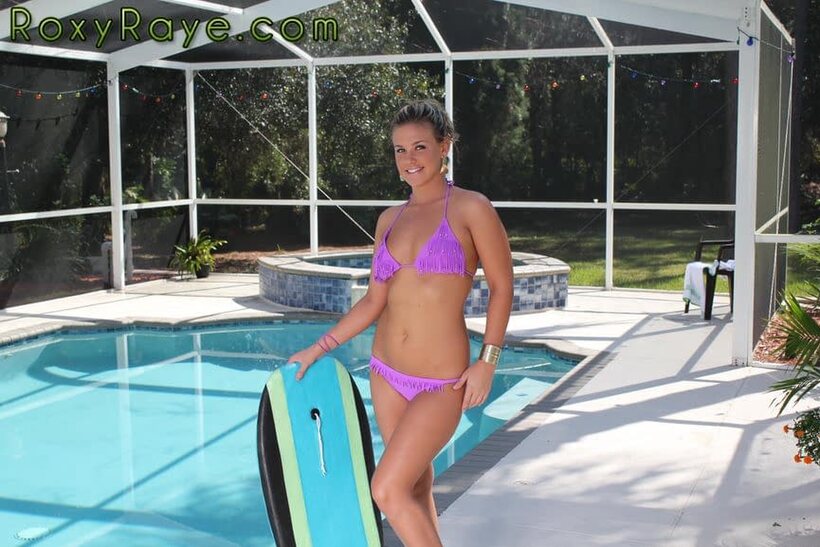 Roxy Raye spreads her pussy by the pool in a bikini, photo 1 of 15