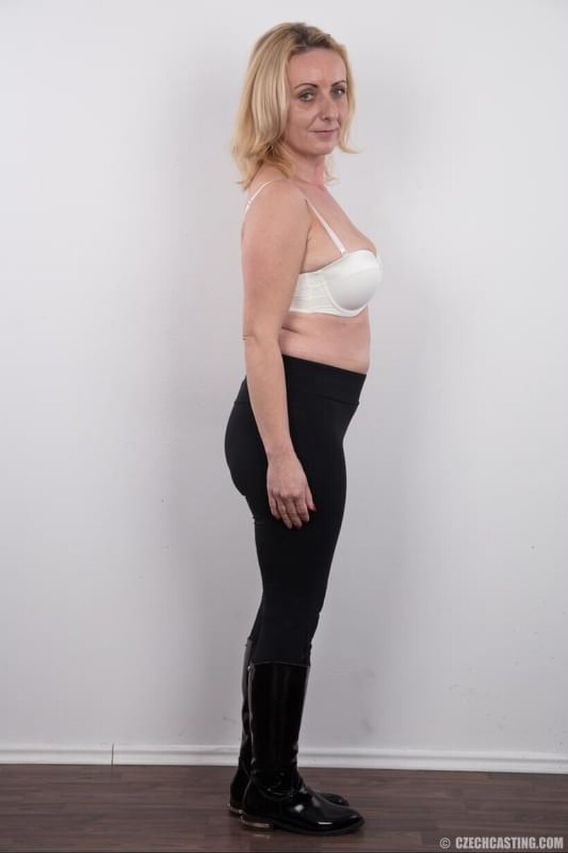 Amateur pic 4 from the set «Gerlinda stands naked after undressing completely for the camera»