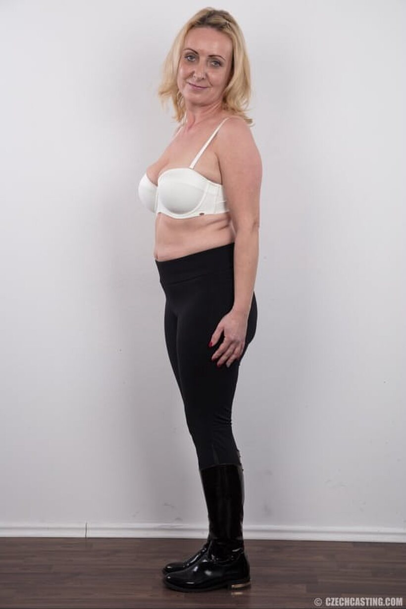 Amateur pic 5 from the set «Gerlinda stands naked after undressing completely for the camera»