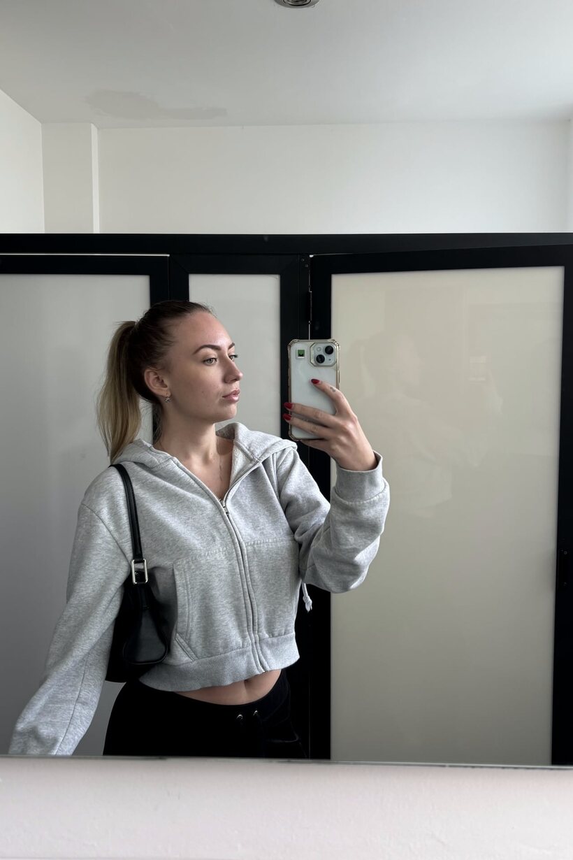 Blonde amateur snaps selfies all day while showing off her curves, photo 3 of 20