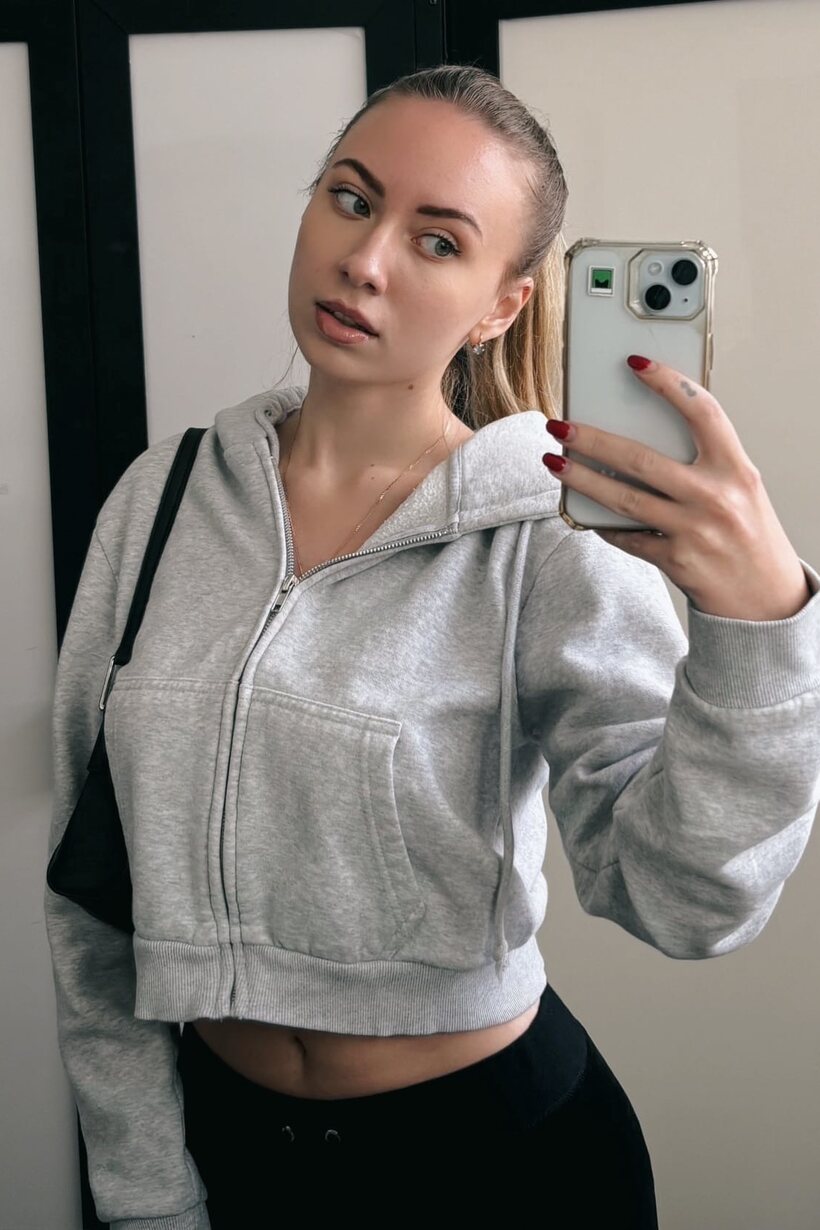 Photo 4 — Blonde amateur snaps selfies all day while showing off her curves