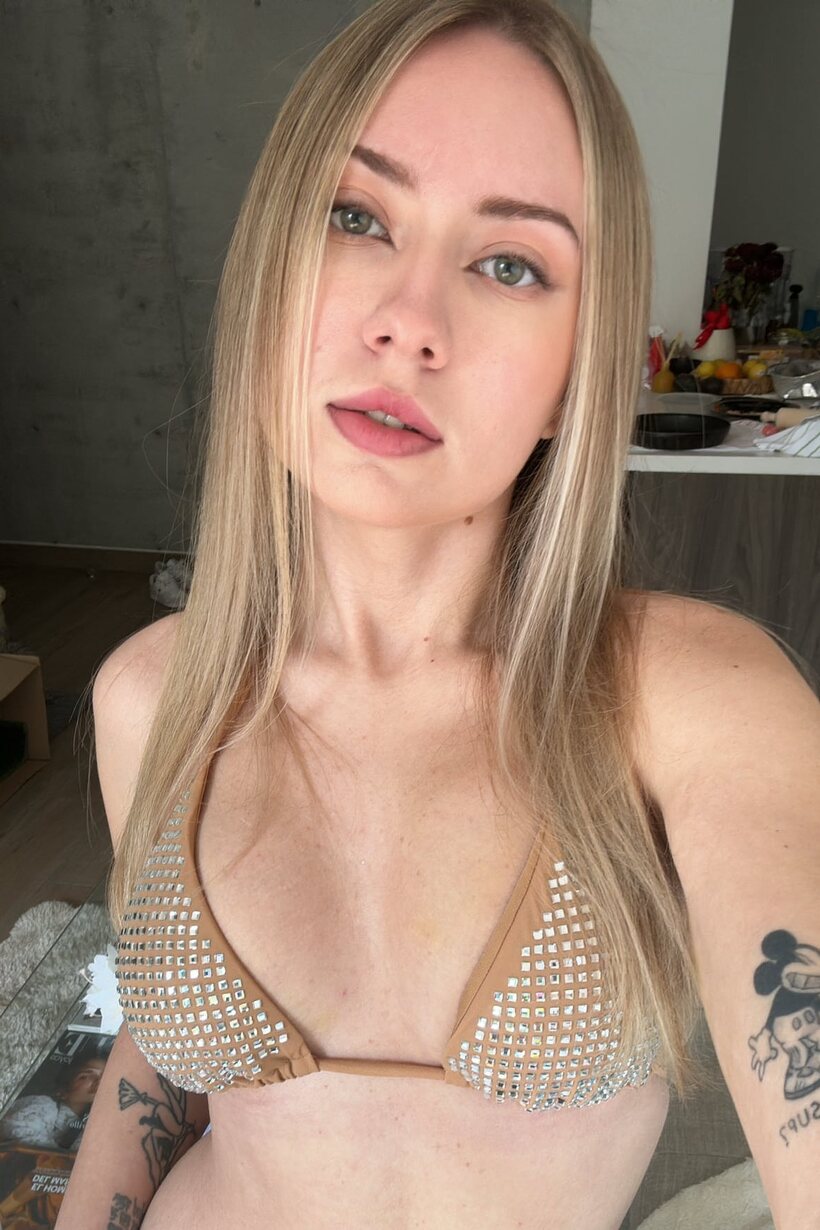 Blonde amateur snaps selfies all day while showing off her curves, photo 14 of 20