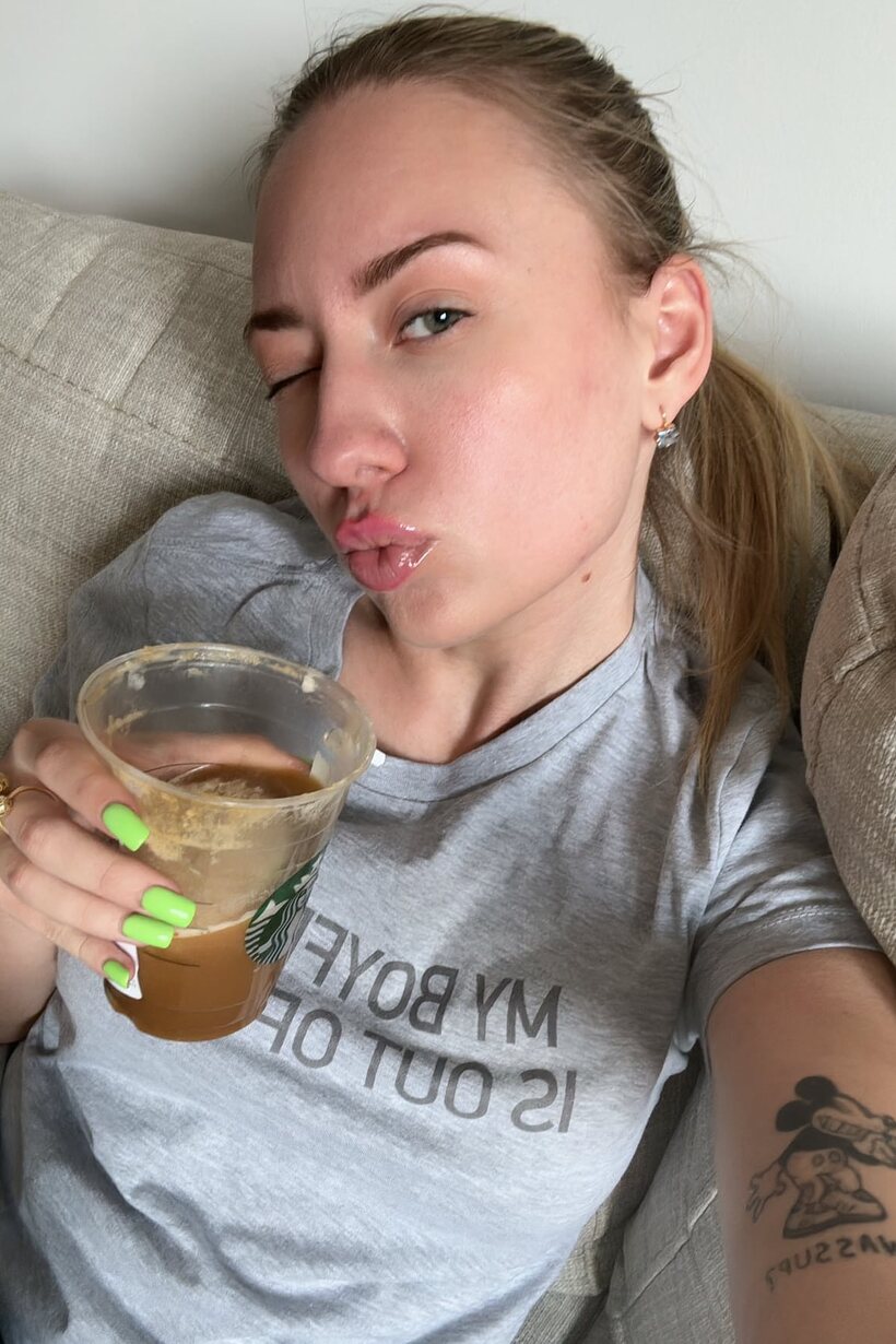 Blonde amateur snaps selfies all day while showing off her curves (shot 19)