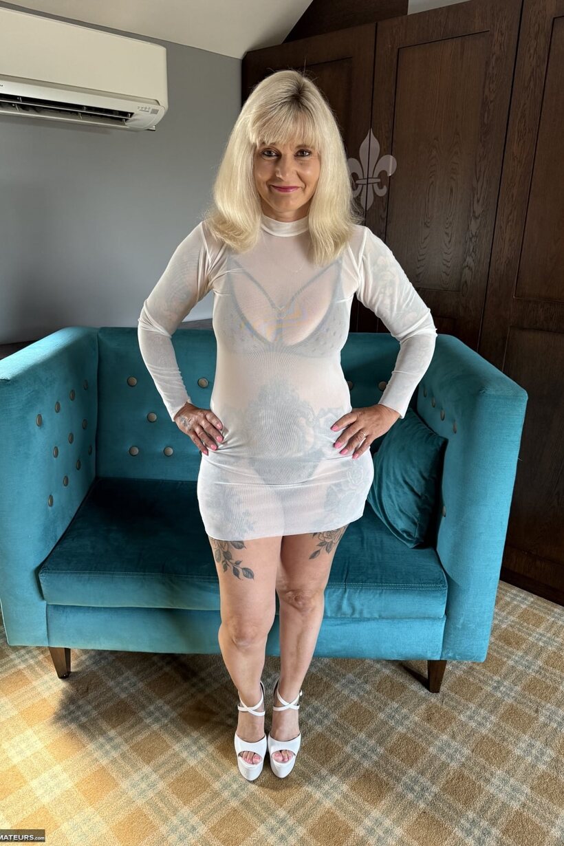Photo 1 — Thick girl flaunts her big tits and ass