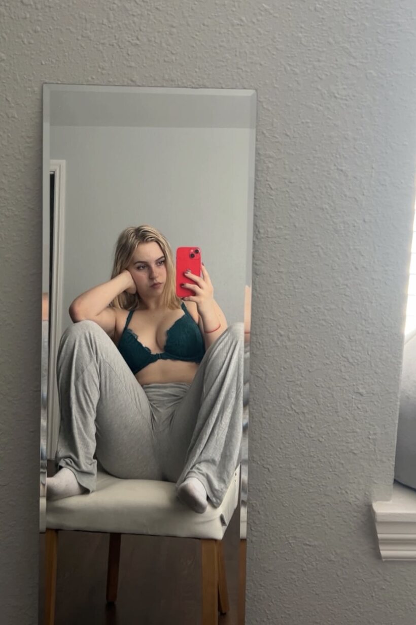 Amateur nude photo 1 — Curvy girl takes selfies and shows her ass in lingerie