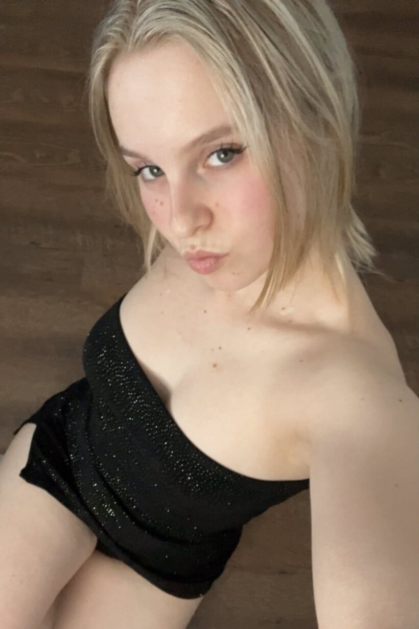 Amateur pic 5 from the set «Curvy girl takes selfies and shows her ass in lingerie»
