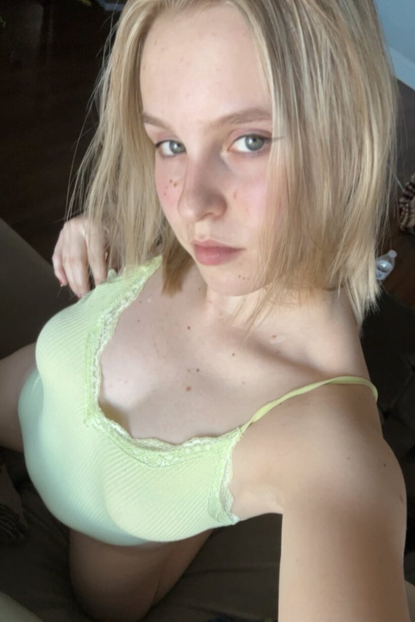 Amateur pic 10 from the set «Curvy girl takes selfies and shows her ass in lingerie»
