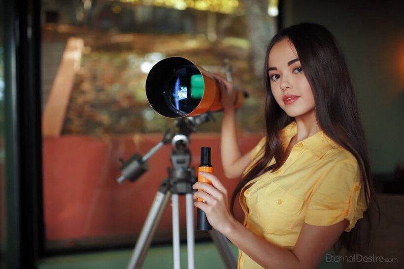 Li Moon strips down after peeking through the telescope, photo 4 of 16