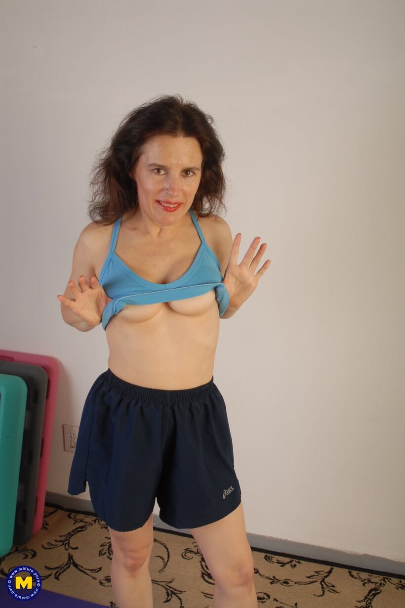 Amateur pic 5 from the set «Mature girl masturbates and shows her hairy pussy and feet»