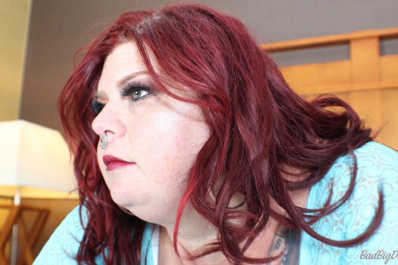 Chubby girl shows off her big ass and feet in bed, photo 12 of 12
