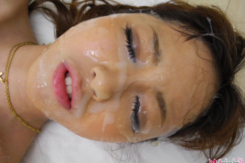 Beautiful Anri Hoshizaki exposes her open legs and feet while taking a facial, photo 20 of 20